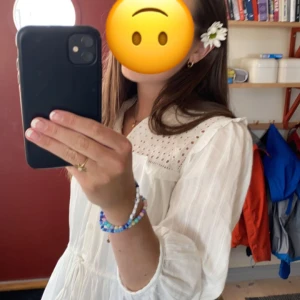 studentklänning - fin studentklänning från lindex med trekvartsärm, väldigt fint skick då den endast är använd 1 gång