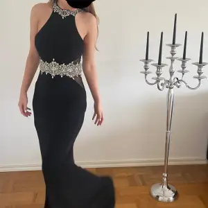 Säljer denna skit snygga klänningen då den inte kommer till användning mer. Köptes för 3000 säljer för 900. Pris kan diskuteras vid snabb affär. Storlek XS 
