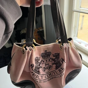 Juicy Couture väska - Fin juicy väska💕 finns lite defekter inuti väskan, skriv för fler bilder🫶🏼 skicka gärna prisförslag 