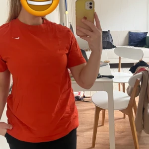 Röd/orange Nike t-shirt - Röd/orange t-shirt ifrån Nike. I storlek XS!