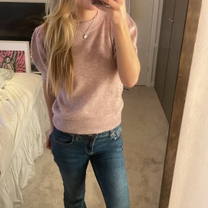 Rosa stickad t-shirt - Ljusrosa stickad t-shirt från desires💘sparsamt använd o köpt för 400kr! Priset kan diskuteras 
