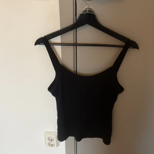 Svart linne  - Super fint svart linne från Gina men säljer pga tyvärr för stor. Är i stl S men skulle nog säga att den är M/L. Super skönt material och i bra skick 🥰 