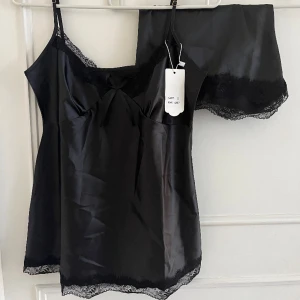 Satin pyjamasset - Pyjamasset från Missäy i svart satin med spetsdetaljer❣️verkligen jättefint o säljer endast då strl va fel, lapp är kvar o bara testat❤️