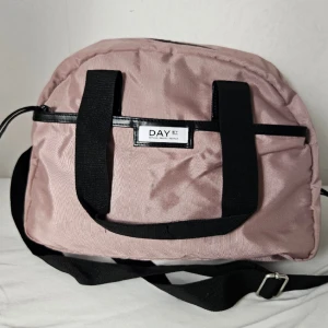 DAY ET väska  - DAY ET crossbody väska från åhlens i väldigt bra skick. Kan användas till resa, träning eller till jobbet.  About the product Material: 100% polyester Dustbag: No Strap length: 57 cm Width: 45 Height: 31 Depth: 21 cm