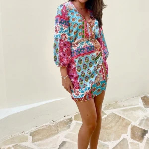 Sommarklänning - Säljer denna otroooliga klänning. Använd endast 1 gång under dessa foton!