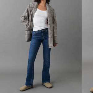 Säljer dessa low waist bootcut jeans från Gina då dom är för korta för mig💕Lappen sitter kvar och dom är endast provade🌟