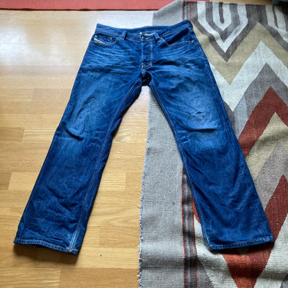 Klassiska mörka, straight jeans från Diesel med snygg detalj på bakfickan. Skriv för mått mm. Jeans & Byxor.