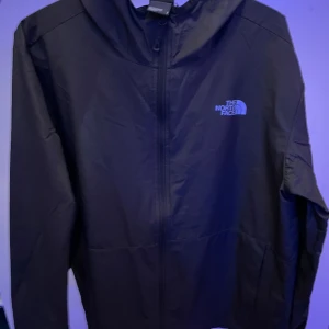 North face jacka - Säljer denna north face vind jackan för använder den inte längre. Skicket är så gott som ny använd en gång, inga skador. Skriv vid intresse och priset kan diskuteras.