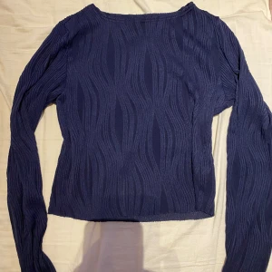Blå långärmad tröja  - Jätte fin blå tröja med coolt mönster. Endast använd en gång. 