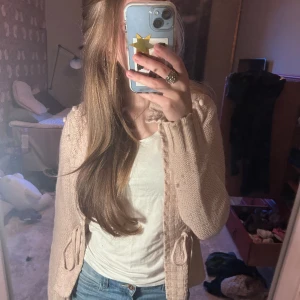 Ljusrosa knuttar kofta - Jättemysig ljusrosa, knytbar, stickad kofta. Storlek M, passar mig bra som vanligtvis kan ha mindre storlekar också. 