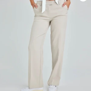 Beiga Kostymbyxor  - Köpta på Bikbok❣️fortfarande i fint skick🌸modell maddie petite kostymbyxa 