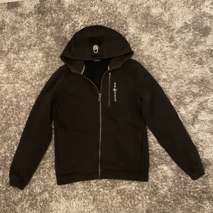 Sail Racing zipup - Sail Racing zip som är köpt för ca 3 år sedan och har använts mycket. Skicket på denna är 7,5/10 och funkar perfekt till våren. Storleken är 176 då den är köpt på ”kidsbrandstore”. Pris kan diskuteras  i DM. 🤝