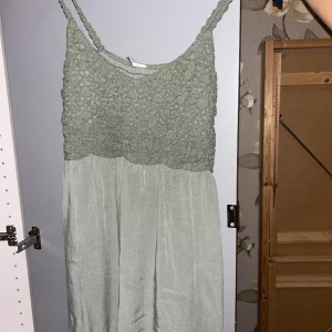 Grönt linne  - Perfekt till vita byxor /kjol  Sommardagar 