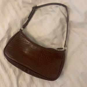 Snygg brun handväska som inte kommer till användning! <3