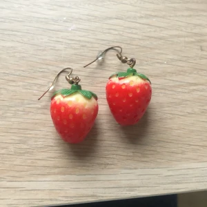 Jordgubbs örhängen  - Aldrig använda