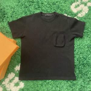 Signature 3D Monogram Pocket T-shirt från Louis Vuitton, storlek S. Har fler bilder. Nypris: 10.800 