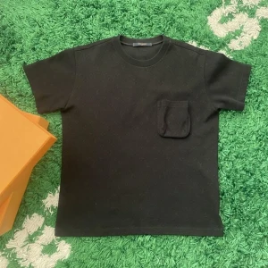 Louis Vuitton 3D Monogram pocket T-shirt - Signature 3D Monogram Pocket T-shirt från Louis Vuitton, storlek S. Har fler bilder. Nypris: 10.800 