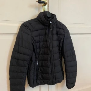 Parajumper höstjacka - Parajumper storlek xs/s bytes gärna mot en likadan i samma storlek fast med luva!  Skåne!