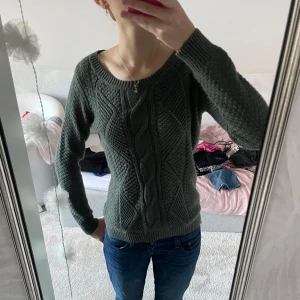 Stickad tröja! - Så fin mörk grön stickad tröja! Säljer då den tyvärr inte kommer till användning längre ❤️ i fint skick!! Färg visas bäst på bild 1,2🫶🏻 Använd gärna köp nu💌