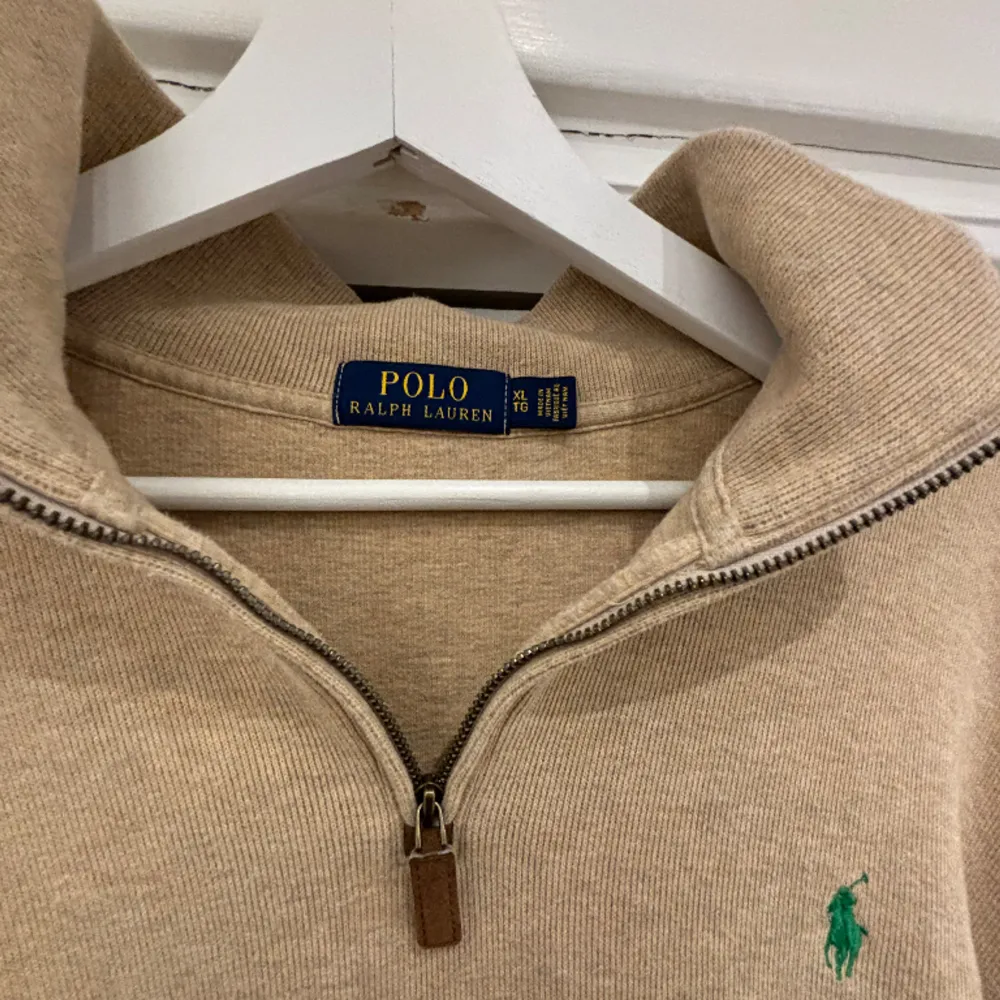Säljer denna Ralph Lauren tröja i storlek XL. Kostar runt 2k ny och passar dig som är en L-XL eller dig som vill ha den lite oversize och är en M . Hoodies.