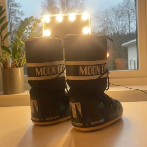 Moonboots  - Jätte fina moonbots i storlek 35-38, säljer då dem inte kommer till användning mer! Höga, svarta och i bra skick ❤️