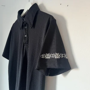 Polo med tribal print - Tun polo med prints 