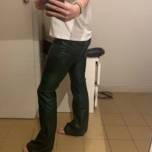 Gröna skinnbyxor  - Snygga gröna skinnbyxor tyvärr är dragkedjan sönder men det går fortfarande att knäppa de och använda de som vanligt🩷