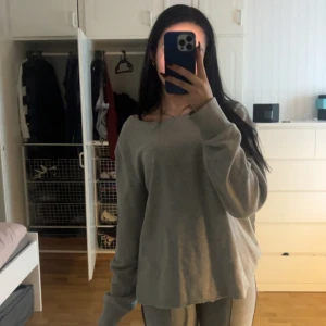 Hoddie - Jätte mjuk å snygg hoddie från ritual, XL men känns som ett M, kan mötas upp i Stockholm annars kan man köpa genom köp nu 