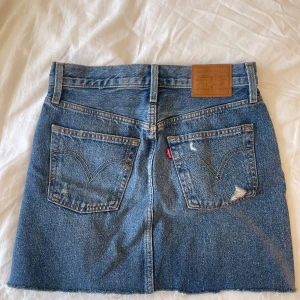 Levis jeanskjol - Säljer denna så fina jeanskjol från Levis!💕Den är i mycket bra skick och bara används ett fåtal gånger🤗