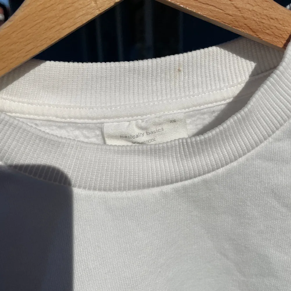 Säljer denna vita sweatshirt från Gina tricot, den är jätte bra sick och använd fåtal gånger. Hör av er om ni har några frågor. :). Tröjor & Koftor.