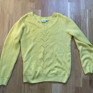 Stickad tröja - Riktigt bekväm stickad tröja som är lufftig. Knappt använd köpte den för ett par månader sen och inte använt den sen dess. Kan diskutera pris vid snabb handel