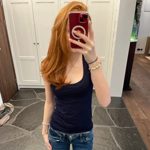 Blå topp - Säljer min så snygga blåa topp i jätte skönt material. Den kommer från zara. Har varit en favorit länge men är i jätte bra skick.