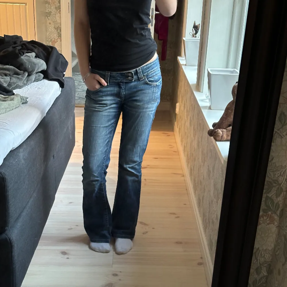 Skitsnygga jeans från Only Jeans! Står ej storlek men skulle uppskatta att de passar en S-M. Passar bra i längden på mig som är 172. Något slitna vid byxbenets slut men inget man tänker på. Klicka på köp nu!. Jeans & Byxor.