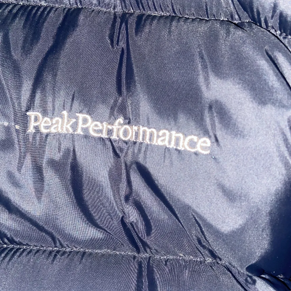 Tja! Säljer min Peak performance jacka som då har blivit för liten för mig, | Nypris- 3800 men mitt pris är 2700kr  hör av er vid frågor eller funderingar! . Jackor.