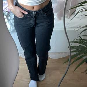 low waist jeans i strl W24L32, fanns inte i L30 när jag köpte så klippt de i längden så de passar mer som 30.