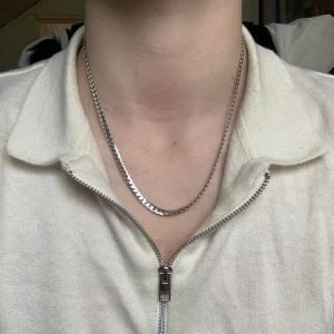 Silver halsband  - Ett snyggt silverfärgad halsband som sitter riktigt bra runt halsen. Halsbandet är unte i silver men ser ut och vara det. Köpt för 2 år sedan i en smyckesafär(kvitto saknas) skriv för fler bilder eller frågor.