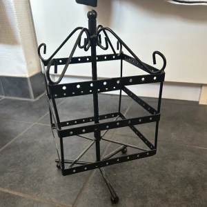 Smyckesträd - Fint smyckesträd, som går att snurra på. 🤍