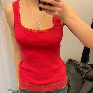 Spets Linne - Rött linne med fina spetsdetalijer 😇 Storlek S 