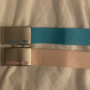 Adidas skärp - Säljer dessa Adidas skärp i Babyrosa och blå som inte kommer till användning längre. Säljer för 30 kr styck eller 50 kr för båda💗
