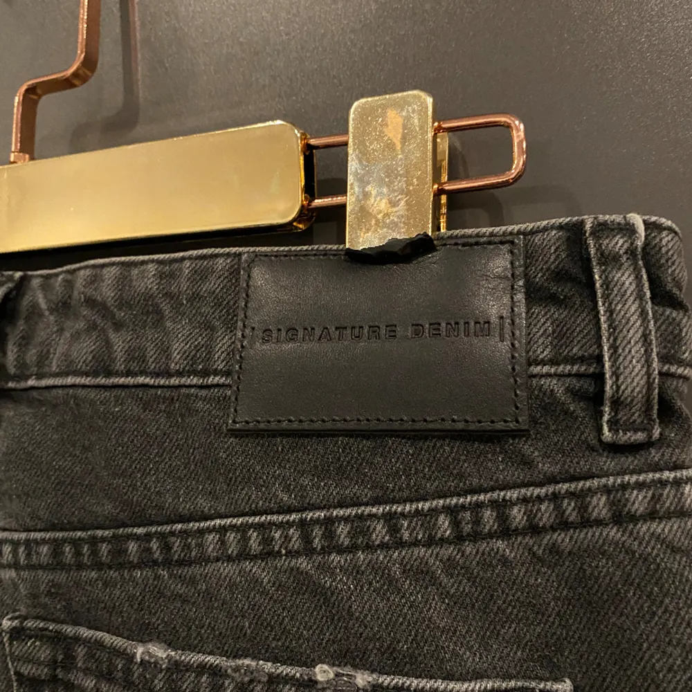 Slutsålda mid waist, straight leg jeans, svart / grå tvätt. Aldrig använda endast testade, mindre i strl . Jeans & Byxor.