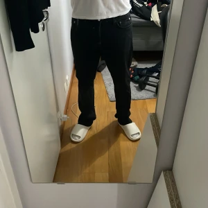 Weekday space jeans - Fullt svarta jeans från Weekday  30/34 