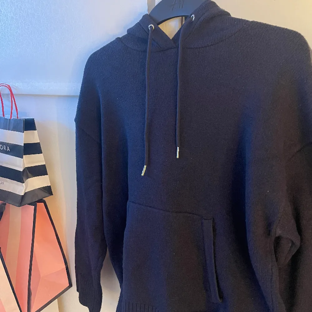 super cool och unik stickad hoodie från zara!!! mörkblå och passar perfekt till alla årstider💗💗 passar Xs-L beroende på passform! köpt i spanien. Hoodies.