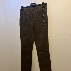 Hej, säljer ett par helt nya oanvända jeans med tagg kvar, köpt hos Cambio. Säljer dessa för jag har bytt still och dessa byxor aldrig kom till användning