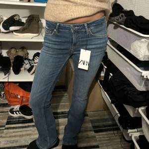 Lågmidjade/ mid waist zara jeans som är helt oanvända med pristag kvar!! Pris är diskuterbart vid snabbköp🩷🩷