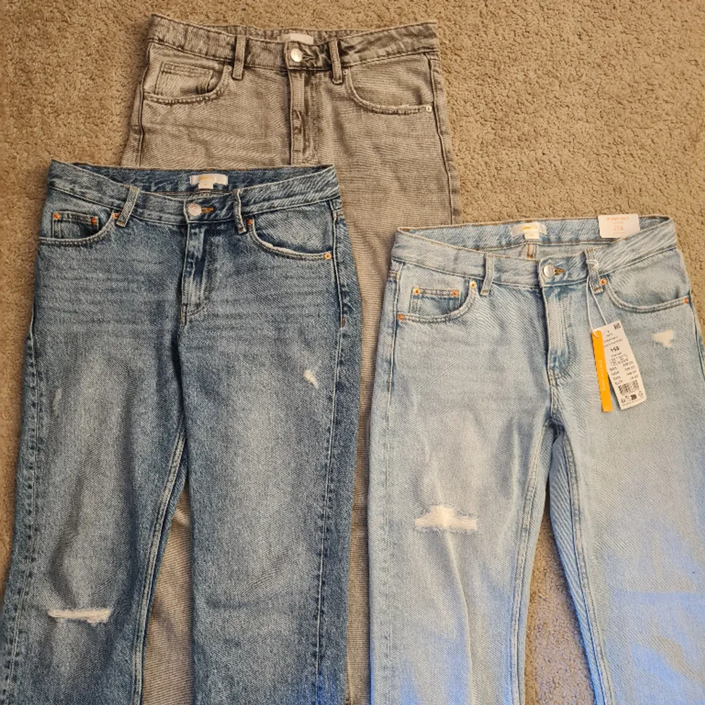Säljer 3 par straight low jeans från Gina Tricot, då de inte passar! Ljusa paret är nya med prislapp, och de andra två är använda. 500kr för alla tre, kontakta om ni vill köpa separat!❤️ Helt slutsåld på hemsidan!. Jeans & Byxor.