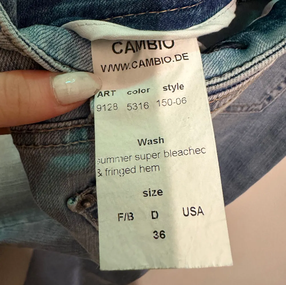 Hej, säljer ett par helt nya oanvända jeans med tagg kvar, köpt hos Cambio. Säljer dessa för jag har bytt still och dessa byxor aldrig kom till användning. Jeans & Byxor.