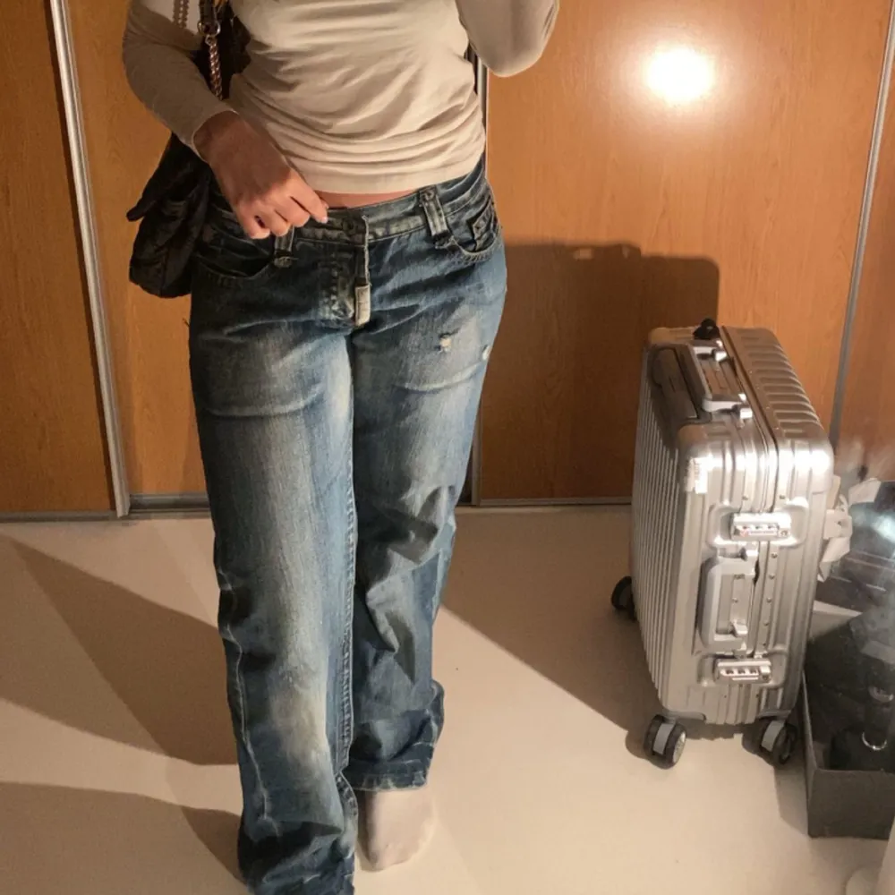 Superfina b-ragged jeans i fint skick, älskar trycket där bak! W 30 L 40. Jeans & Byxor.