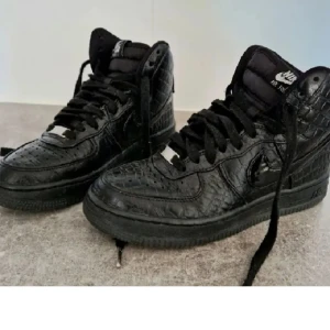 Nike af1 - AF1 i LIMITED EDITION upplaga! Snakeskin präglade, brutalt snygga.  Använda 2 ggr på asfalt i torr väderlek. Otroligt sköna att gå i! Strl 37,5. Innermått i cm; 23,5