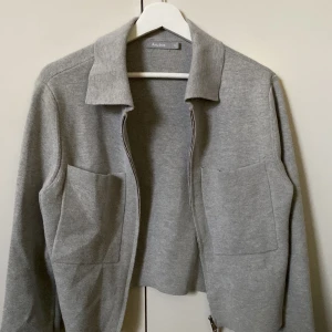 Snygg koft/jacka/tröja - Säljer min tröja/koft/jacka från Åhléns. Näst intill ny. Väldigt fint skick, använd fåtal gånger. Nypris 600kr- mitt pris 350kr 💗 