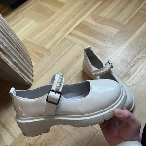 ”Sandaler” med klack och fina detaljer  - Använts 5-6 gånger Skriv för fler bilder💜